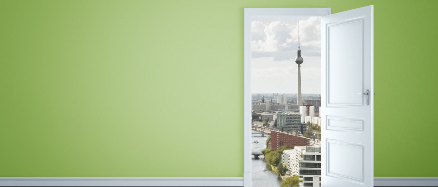 Ansicht einer offenen Wohnungstür mit Blick auf den Berliner Fernsehturm