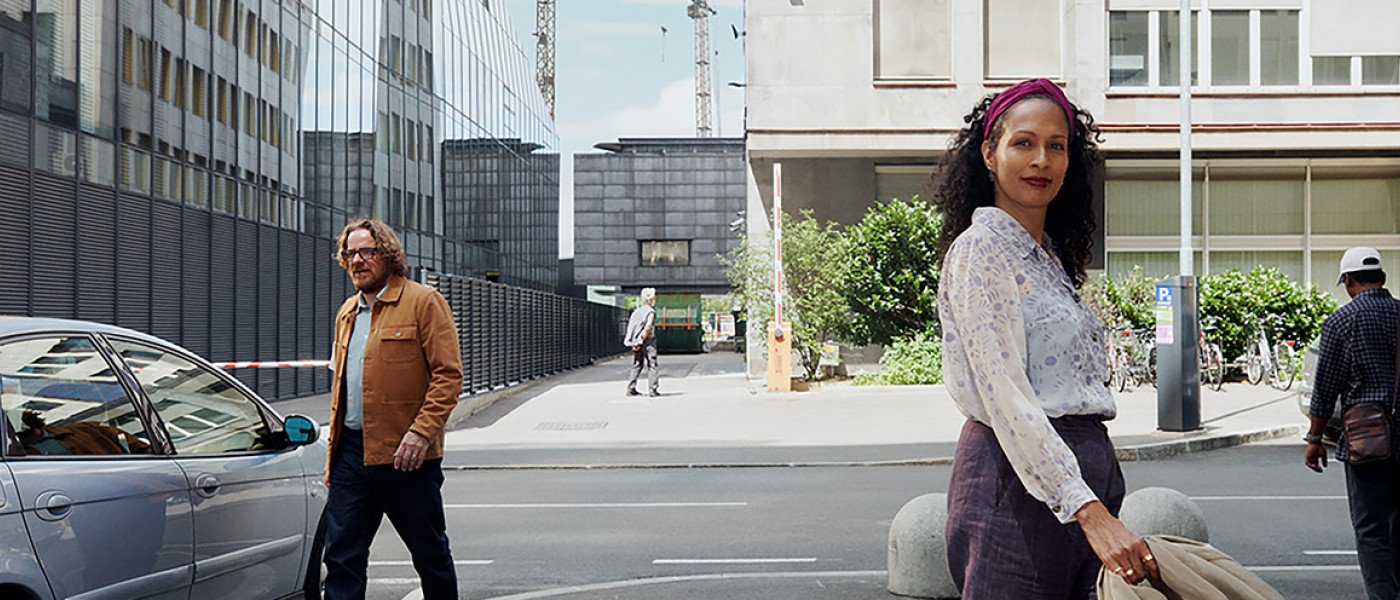 Foto einer Straßenansicht mit mehreren Fußgängern